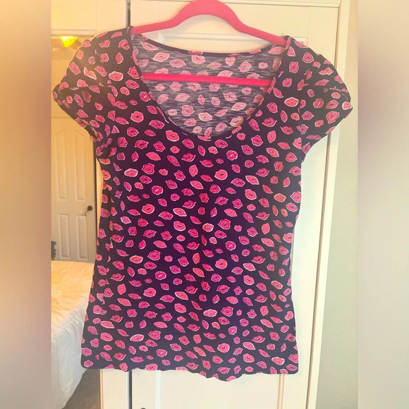 Lilly Pulitzer Tops - Lilly Pulitzer Sarah Top in Bocce Kisses Lips